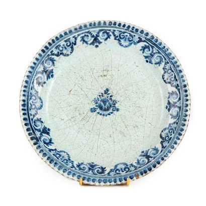 ROUEN ROUEN
Round earthenware dish with blue and white enamel decoration.
18th century
Bears...