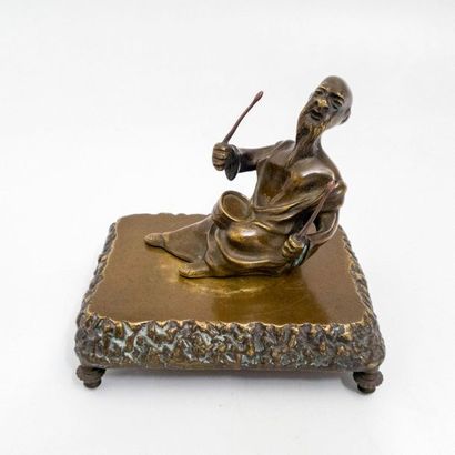 null Sculpture representing a Buddhist monk with a drum
Asia
H.: 13 cm