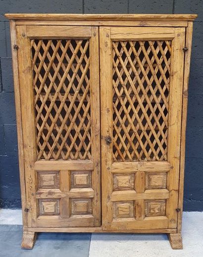 Spanish style shoe cabinet with two doors
H.:...