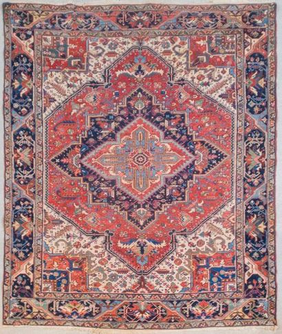 Grand tapis persan à décor central de médaillon...