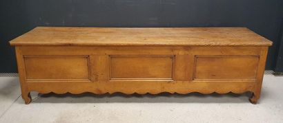 null Bench trunk in moulded fruitwood. Moving lower part with curved legs. Provincial...