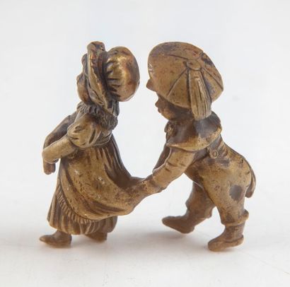 null Petite sculpture en bronze representant deux enfants jouant. Fin du XIXe
H....