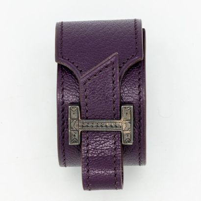 HERMES HERMES Paris
Purple grained leather cuff bloucle metal 
L.: 20 cm
Box