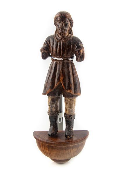 null Personnage en bois sculpté
Epoque XVIIIe
H. : 26 cm 
Accidents et manques