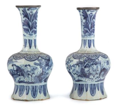 DELFT DELFT Paire de vases à bulbe en décor émaillé bleu, le col cerclé de métal....