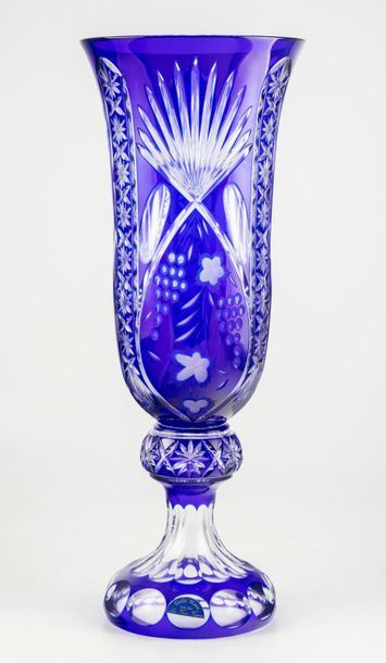 Vase grand modèle en cristal de Bohème bleu...