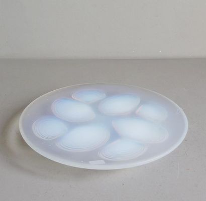 SABINO SABINO - Paris
Platter in opalescent glass with shells decoration
Signed in...