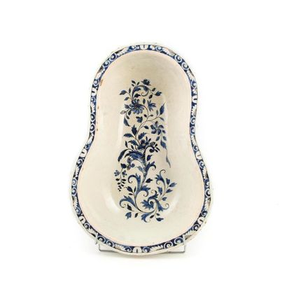 ROUEN ROUEN
Bidet in earthenware decorated with flowers in blue and white
monochrome...