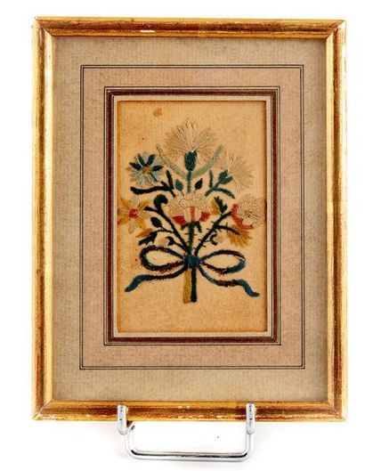 null Double sided embroidery framed with carnation flowers. 19th century
9 x 6 cm
Small...