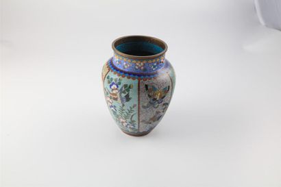 null CHINE
Vase en métal à décor cloisonné de fleurs et insectes
H. : 19 cm 
Ecl...