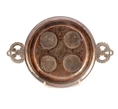 null Metal bowl with ear, decorated with medals
L.: 16 cm 