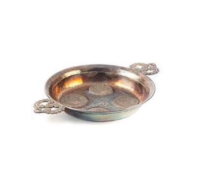 null Metal bowl with ear, decorated with medals
L.: 16 cm 