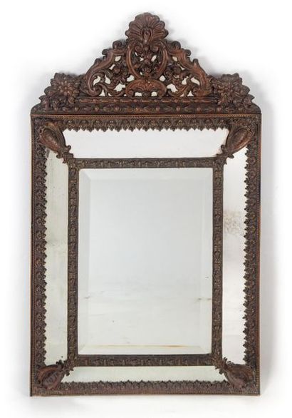 null Miroir en laiton repoussé
Style XVIIe
H. : 85,5 cm ; L. : 51 cm 