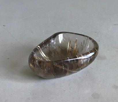 null Petite coupe de forme libre en quartz à paillons dorés.
L. 8 cm