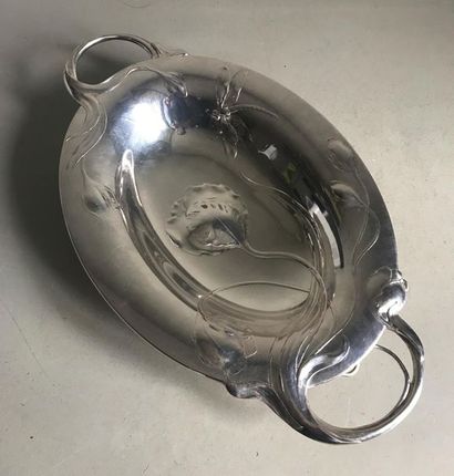 null Beautiful oblong fruit bowl in silver plated metal with lightly raised flower...