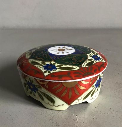 null Manufacture EPIAG Royal - Cecho-Slovenia
A round covered porcelain box with...