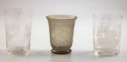 null Deux verres en verre gravé dont l'un orné d'une couronne de comte et fleurs...