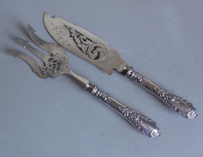 null Silver plated metal fish cutlery engraved with floral motifs. Silver handle...