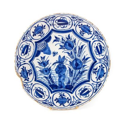 DELFT DELFT
Two round earthenware dishes that can form a pair, with a blue-white...