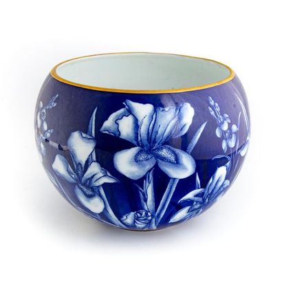 GOCIMSKI Joseph GOCIMSKI - Limoges
Cache pot en porcelaine à décor d'iris sur fond...