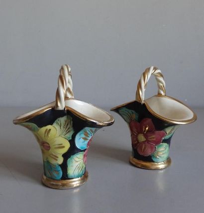 VALLAURIS VALLAURIS
Pair of small baskets in polychrome and gilded
ceramics Stamp...