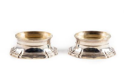 null Pair of salt shakers in silver plated metal and glass 
lining L.: 7 cm 
