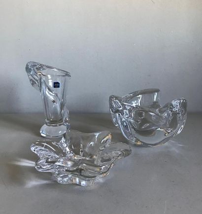 SÈVRES Cristallerie de SEVRES
Ensemble de trois pièces (vase - coupe - cendrier)...