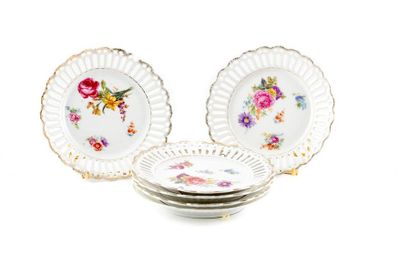 Allemagne GERMAN MANUFACTURE
6 cake plates with a central decoration of flowers....
