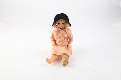null Porcelain head doll - unmarked. Cardboard body
H. 30 cm 
Accidents