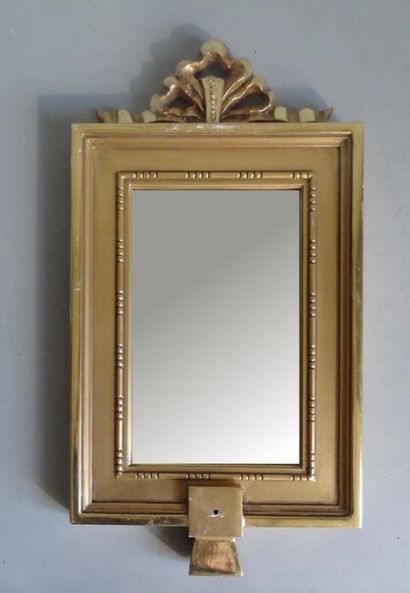 null Rectangular mirror in gilded wood with a chiselled rebate and a frieze of pearls....