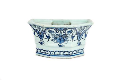 ROUEN ROUEN Enamelled earthenware
bouquetière decorated with blue and white
mantling
H.:...