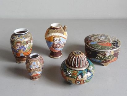 null JAPAN - SATSUMA
Earthenware set with polychrome and gilded decoration of characters...