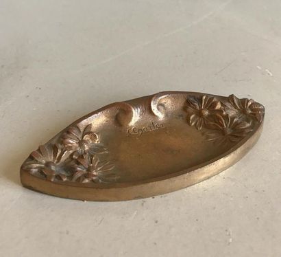 CHARLES C. CHARLES
Petit cendrier de forme navette en bronze doré ciselé de fleurs....