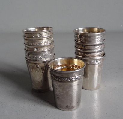 null Matching set of 10 chased silver liqueur cups. End of the XIXth
Minerva hallmark...