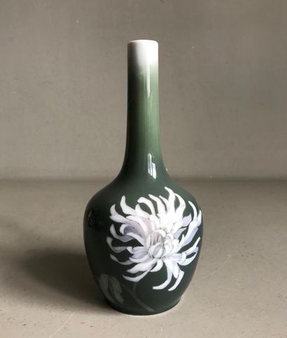 ROYAL COPENHAGUE Manufacture ROYAL COPENHAGEN
Porcelain bottle-shaped vase with dalhia
decoration...