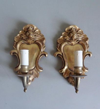 null Pair of sconces with a gilded patinated plaster structure, moulded and chiselled...