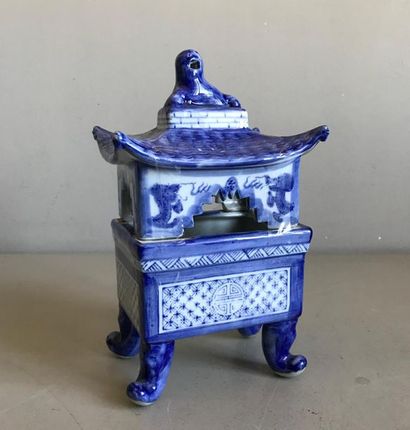 null CHINE - Moderne
Boite pot-pourri en forme de Pagode en porcelaine à décor bleu...