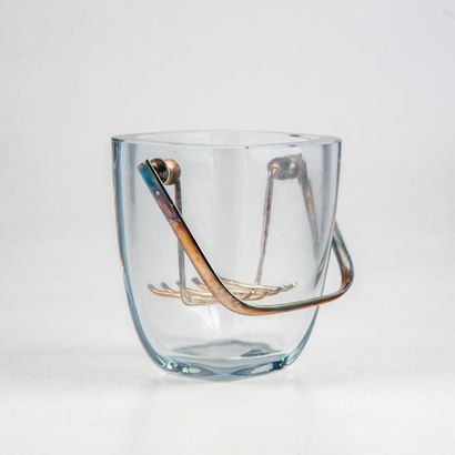 null Around 1970, a thick glass ice bucket with a metal frame.
H.: 13 cm 