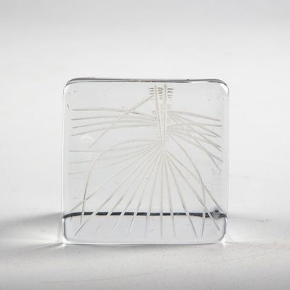 DAUM DAUM - Fance
A cut crystal paperweight with palm tree decoration
H.: 8 cm; L.:...