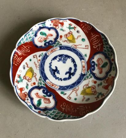 null JAPAN 
Porcelain dinner plate with moving rim decorated in the Imari palette
D....