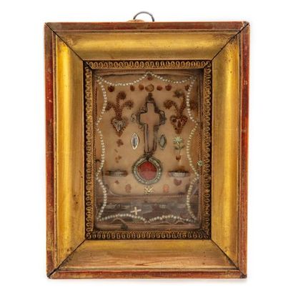 null Croix reliquaire dans un cadre en bois doré
H. : 23,5 cm ; L. : 18,5 cm (avec...
