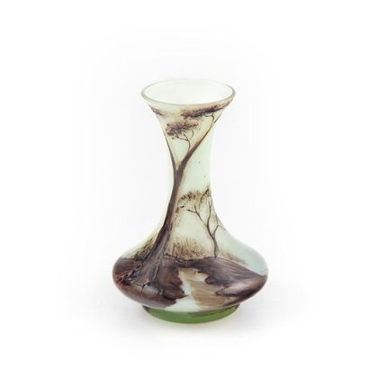 null Petit vase soliflore à décor peint d'un paysage.
H. : 8 cm