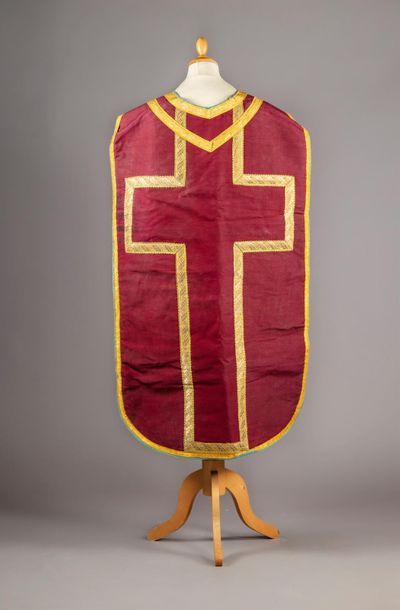 null Complete liturgical ornament, circa 1900, chasuble and accessories in red cannetillé;...