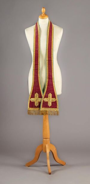 null Ornement liturgique complet, vers 1900, chasuble et accessoires en cannetillé...