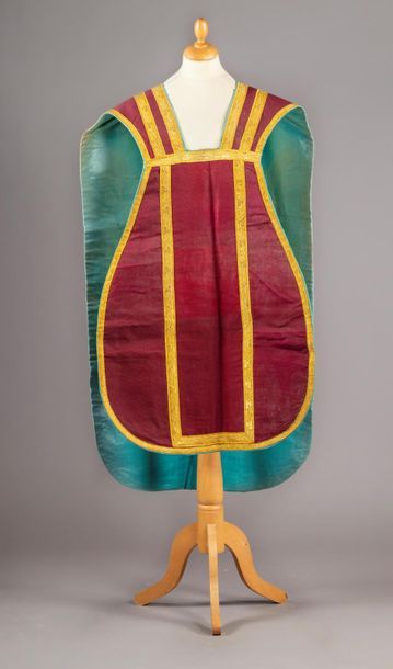 null Ornement liturgique complet, vers 1900, chasuble et accessoires en cannetillé...