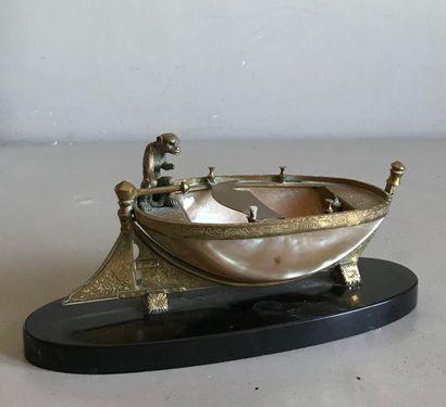 null Pretty mother-of-pearl boat-shaped bowl with a chiselled brass frame. It is...