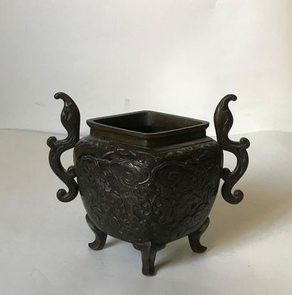 null CHINA
Small square vase on feet in the style of the archaic bronze s 
H. 12...