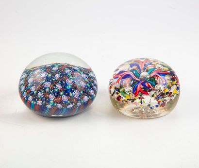 null Deux boules sulfures à décor millefiori
H.: 9.5 et 10 cm