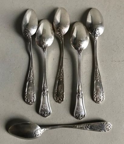 null Suite of six small silver spoons chiselled with Rocaille motifs (two models)...