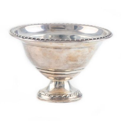 null Sterling silver cup on foot. Foreign work
M.O: ROGERS - Weight: 125 g 